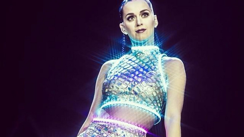 Przed Katy Perry w rolli supportu wystąpi Charli XCX – brytyjska electropopowa wokalistka, która wraz z formacją Icona Pop wylansowała przebój "I Love It". W kwietniu 2013 roku ukazał się jej longplay "True Romance", a niedawno opublikowała wspólny utwór i klip z Iggy Azaleą, "Fancy". Bilety na koncert w Krakowie nadal są dostępne w sprzedaży