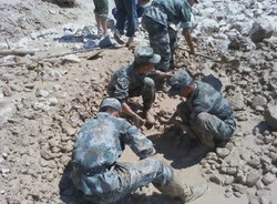 Osuwająca się ziemia pogrzebała ponad sto osób