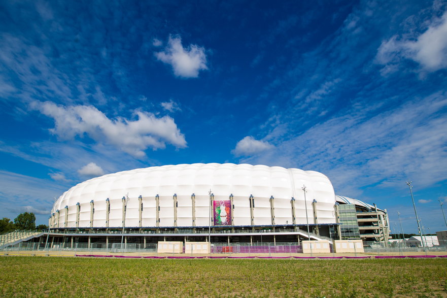 Stadion miejski w Poznaniu. Czwarta trybuna (z prawej) powstała wcześniej i jest znacznie niższa od pozostałych