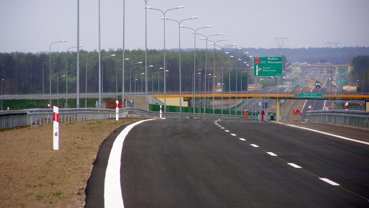 Dziś podpisano umowę na dofinansowanie budowy S17 na odcinku Warszawa - Garwolin. Dzięki niej Generalna Dyrekcja Dróg Krajowych i Autostrad będzie mogła zlecić wykonanie brakujących odcinków drogi ekspresowej, która połączy Lublin ze stolicą.