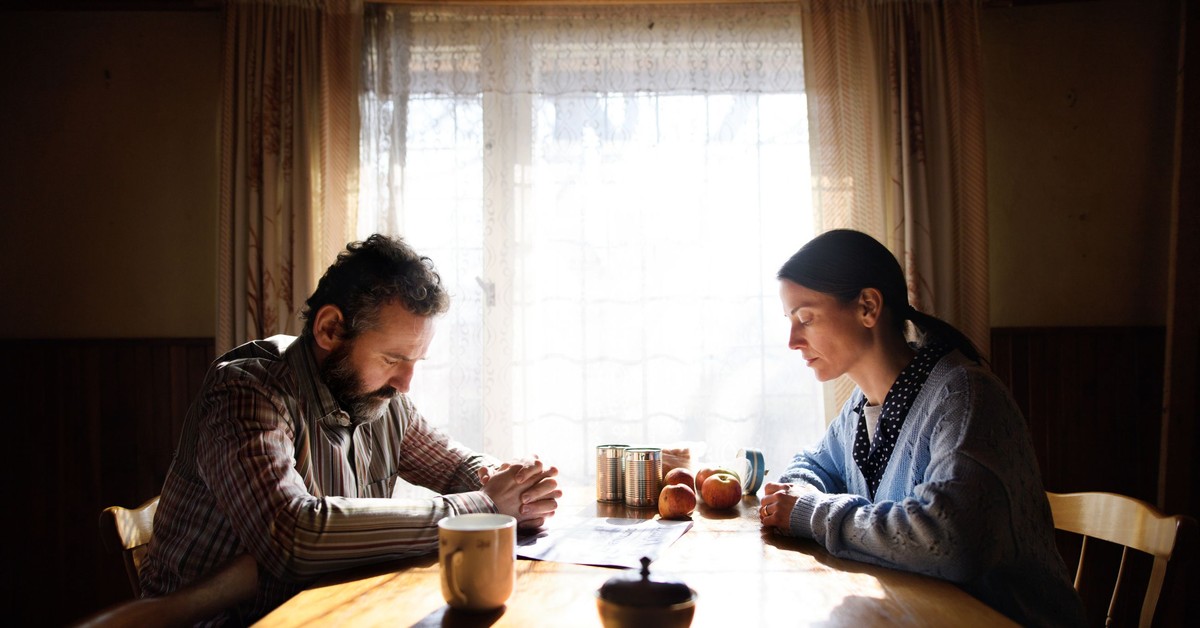 Stopa ubóstwa w Polsce w dół w 2024: GUS odnotował spadek ubóstwa skrajnego, ale zagrożenie ubóstwem relatywnym rośnie. Kogo dotyka bieda?