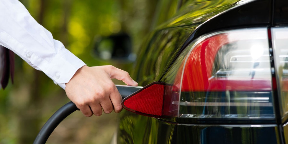 W 2018 roku samochody elektryczne odpowiadały za 2,7 proc. wszystkich nowych aut kupionych w Wielkiej Brytanii. Tamtejszy rząd chce zachęcić obywateli do kupowania aut ograniczających emisję CO2.