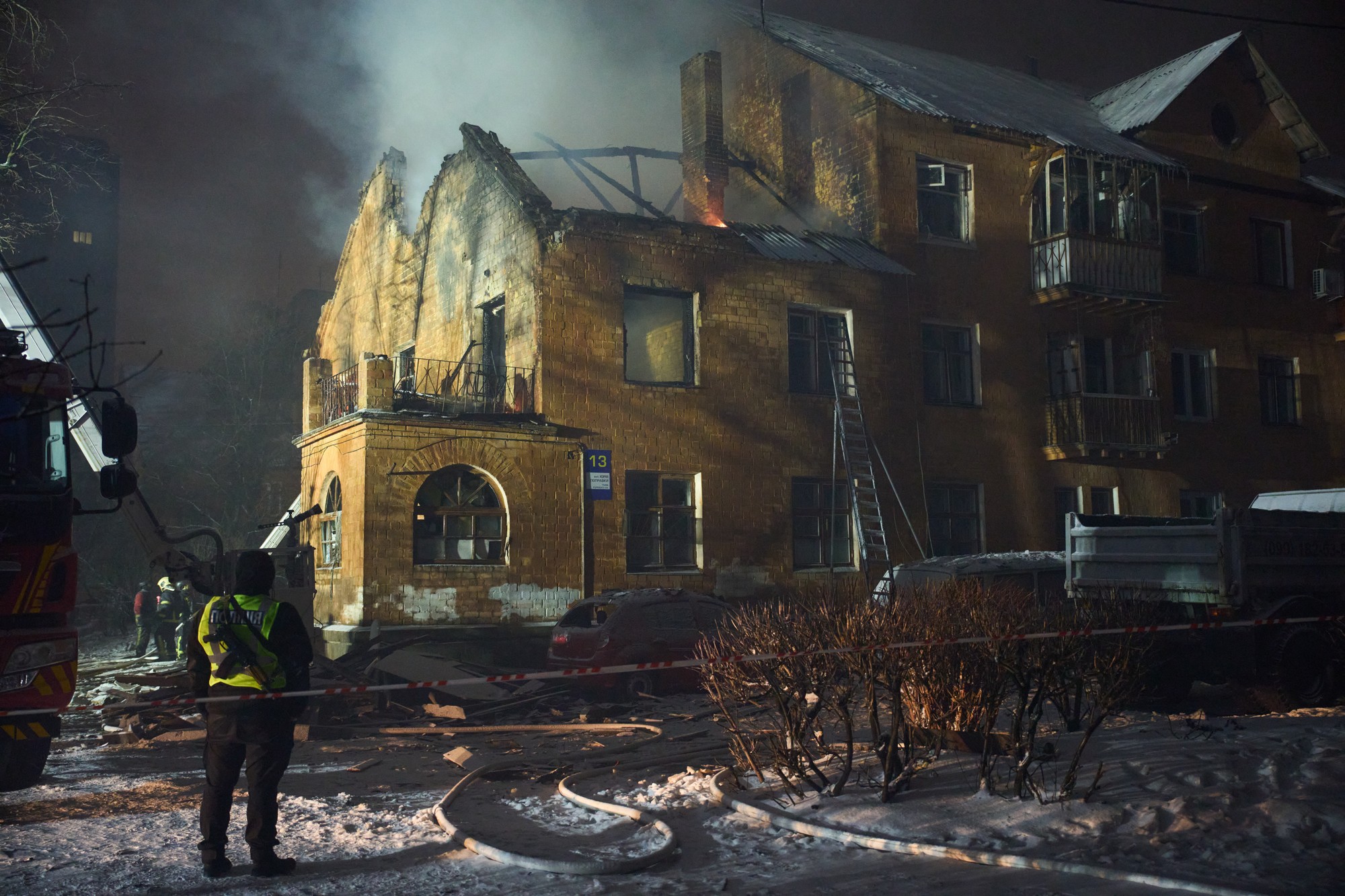 Z Kyjeva hlásili po útoku poškodené budovy.