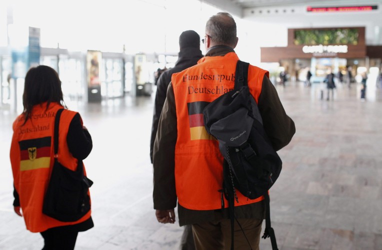 Przedstawiciele Niemiec na lotnisku w Barcelonie