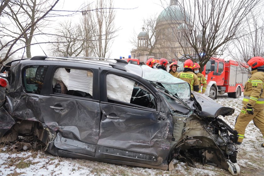 Auto zakleszczone między tramwajami