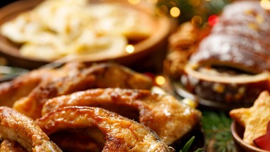 mocz w tym karpia przez całą noc. pozbędziesz się mulistego zapachu i smaku