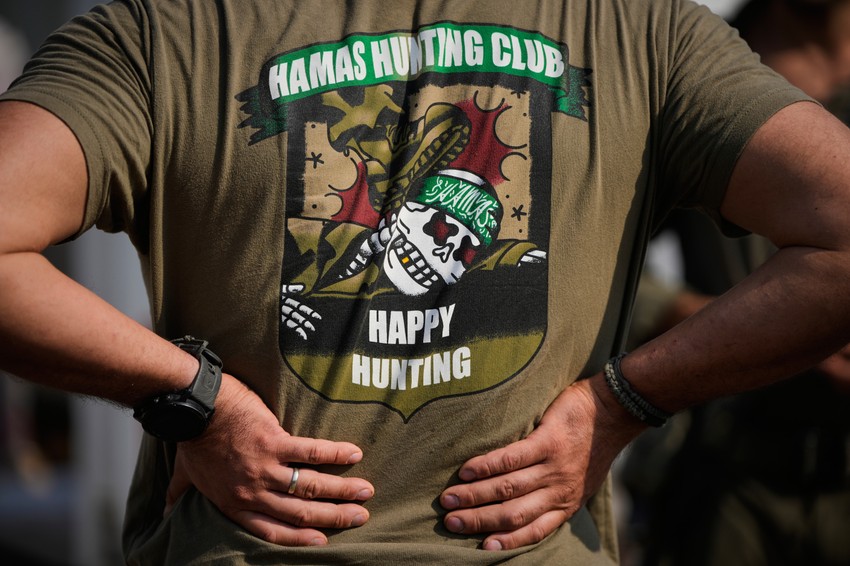 Izraelski vojnik nosi majicu sa natpisom "Lovački klub Hamas, srećan lov"