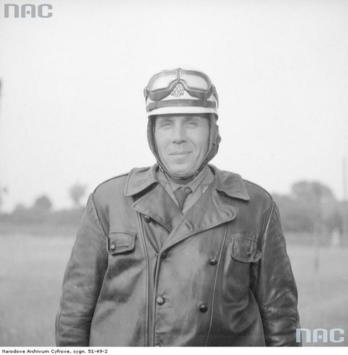 Funkcjonariusz 'drogówki' Milicji Obywatelskiej w stroju służbowym