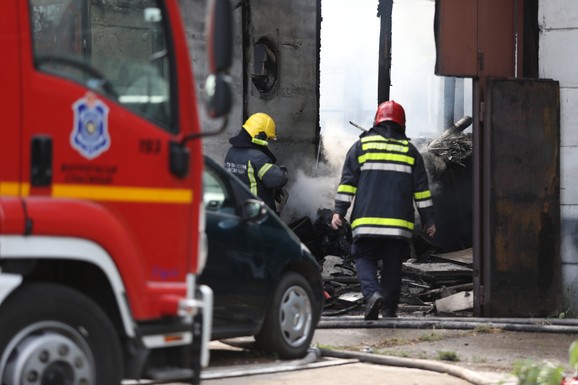 GORI FABRIKA KOD LESKOVCA Vatra zahvatila okolne njive: Vatrogasci i Hitna pomoć na terenu