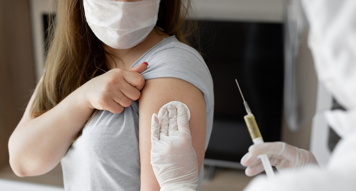 Skutki uboczne szczepionki na koronawirusa - od czego zależą?