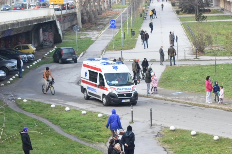 Stanari su evakuisani i čekaju ispred zgrade