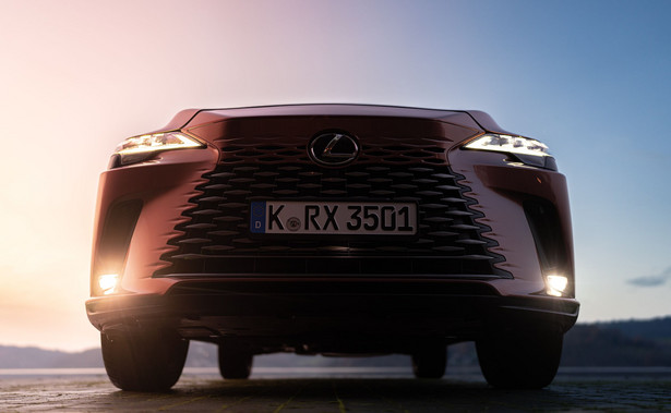 Lexus RX nowej generacji w Polsce jest dostępny w trzech odmianach wyłącznie hybrydowych, czyli jako RX 350h, 450h+ czyli hybryda plug-in i najmocniejszej RX 500h