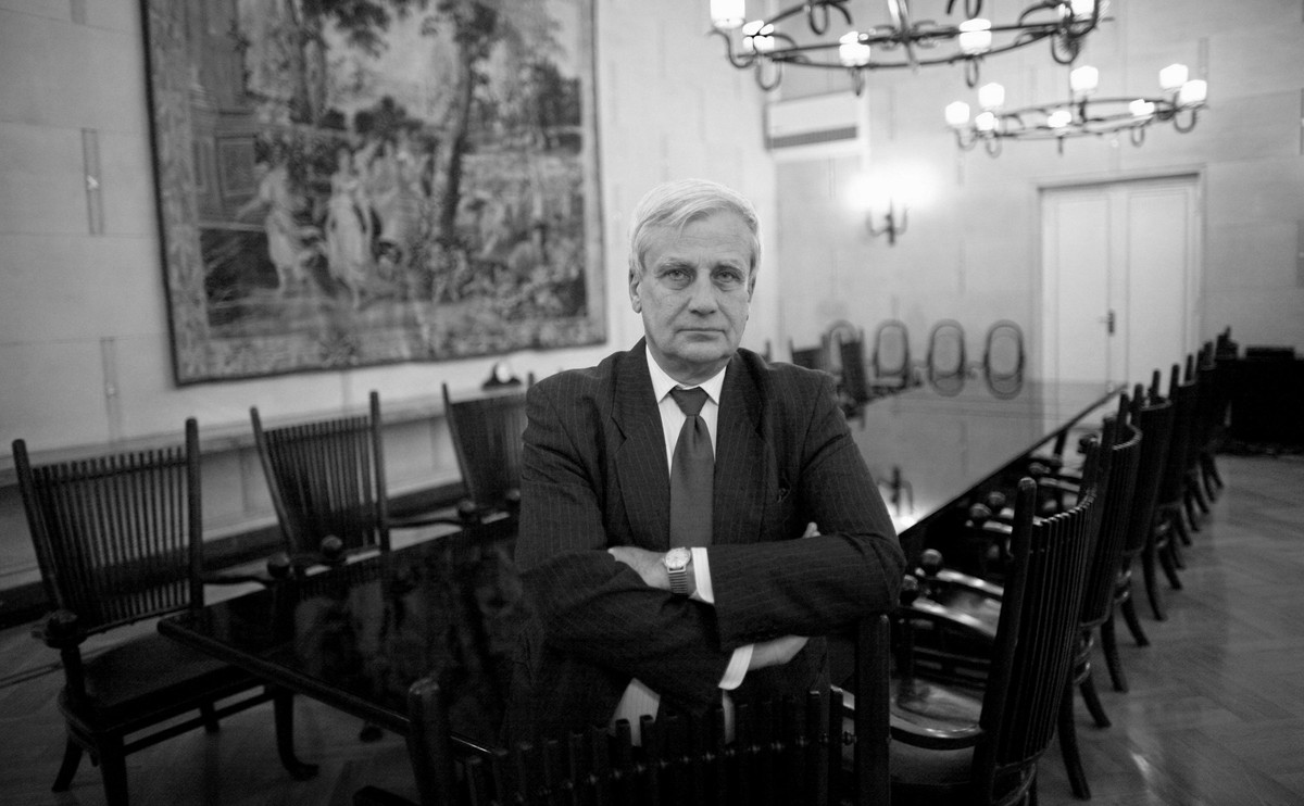 Zmarł Piotr Paszkowski. Sikorski: Wzór z Sevres rzecznika prasowego