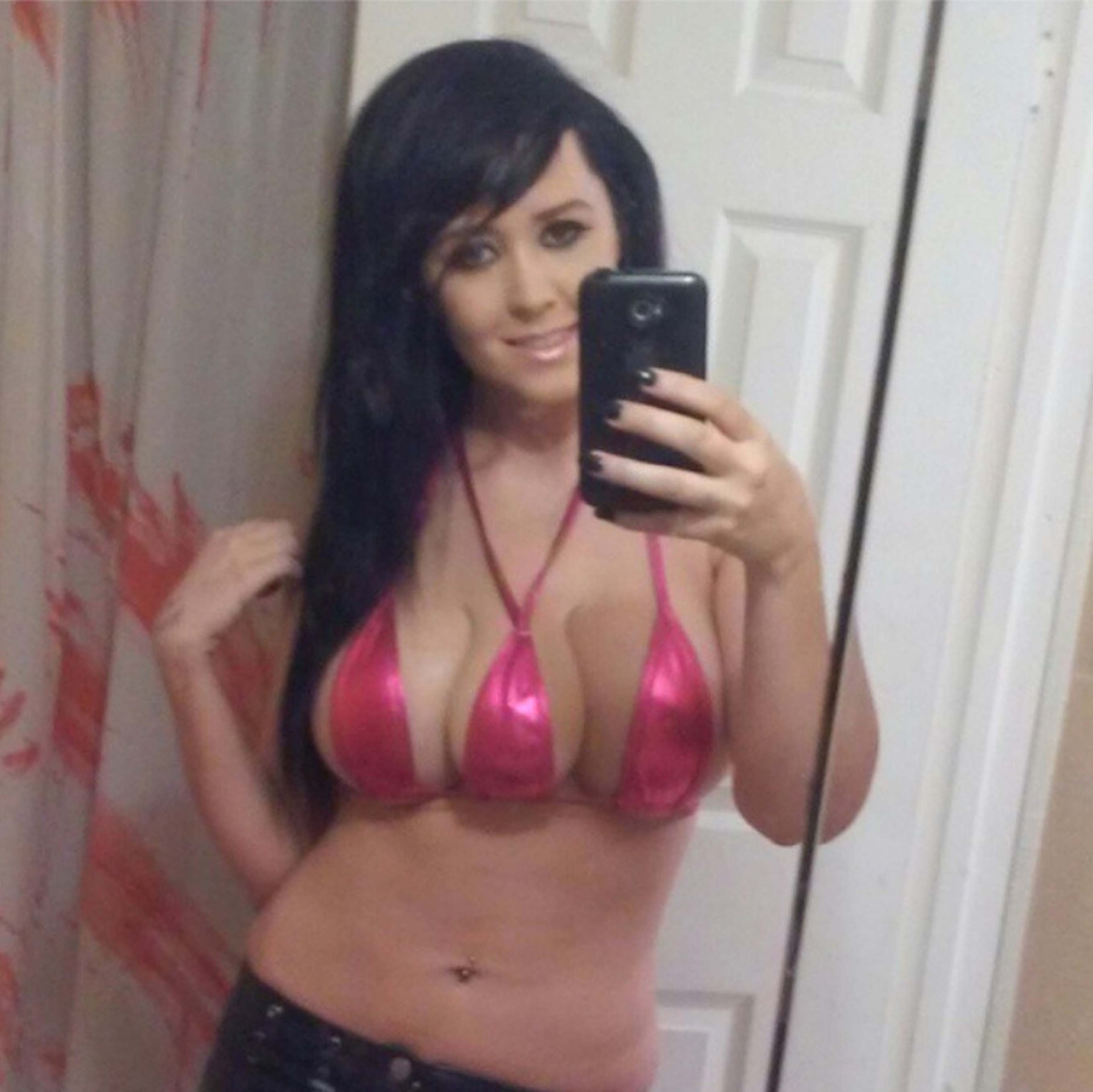 Jasmine Tridevil má tri prsníky.