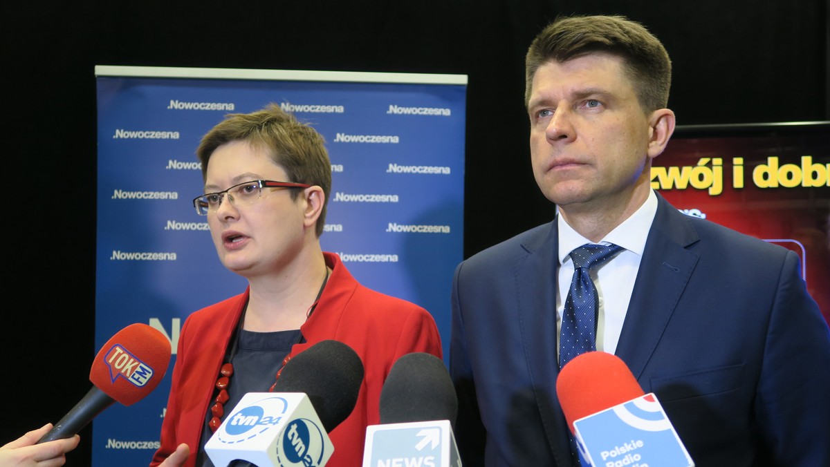 Nowoczesna "zapewne" poprze wniosek Platformy Obywatelskiej o konstruktywne wotum nieufności wobec rządu Beaty Szydło - zadeklarowała rzeczniczka ugrupowania Katarzyna Lubnauer. Dodała, że ostateczną decyzję w tej sprawie podejmie klub Nowoczesnej.