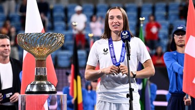 iga świątek zmierzyła się na korcie z mężczyznami. polka grała o milion dolarów