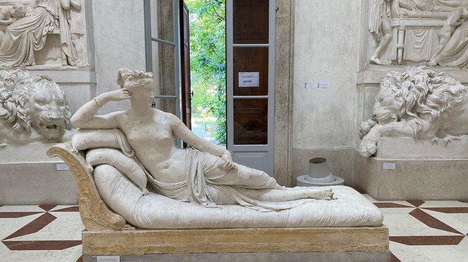 Uszkodzona rzeźba z Museo Gypsotheca Antonio Canova