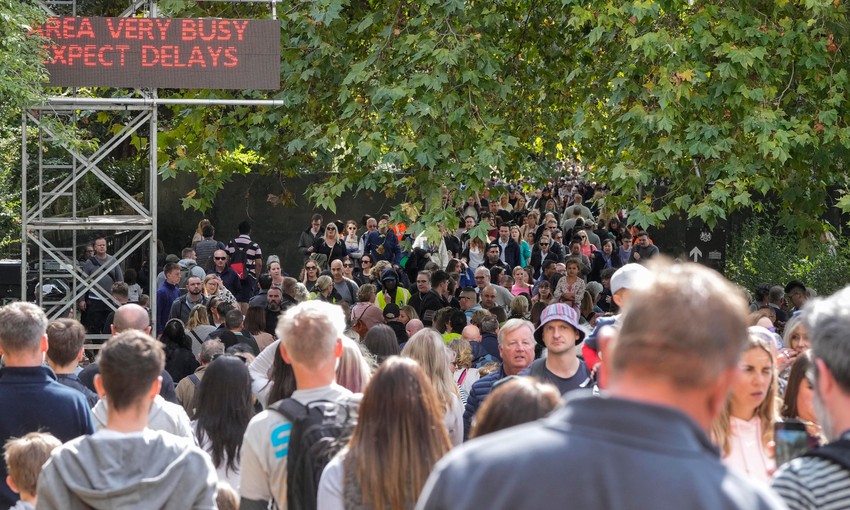 Kilometarski redovi za odavanje počasti kraljici Elizabeti u Londonu