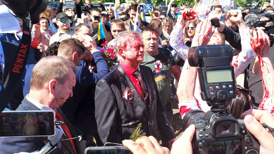 Ambasador Rosji został oblany czerwoną farbą