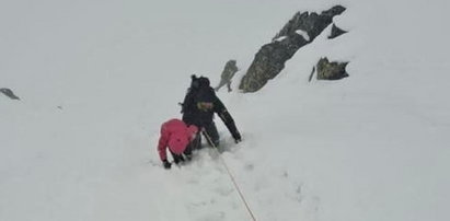 Dramat w Tatrach. Ojciec z małymi dziećmi utknął w zaspach śniegu. Sprawę bada policja