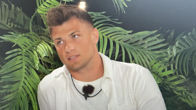 Burza po "Love Island". Adrian w ogniu krytyki. "Naprawdę przykro się patrzy"