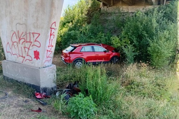 KOLIMA SLETEO SA PUTA I UDARIO U BETONSKI STUB NADVOŽNJAKA Jeziva nesreća kod Inđije: Muškarac stradao na mestu (FOTO)