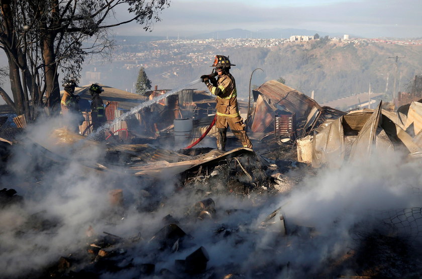 A house burns following the spread of wildfires in Valparaiso