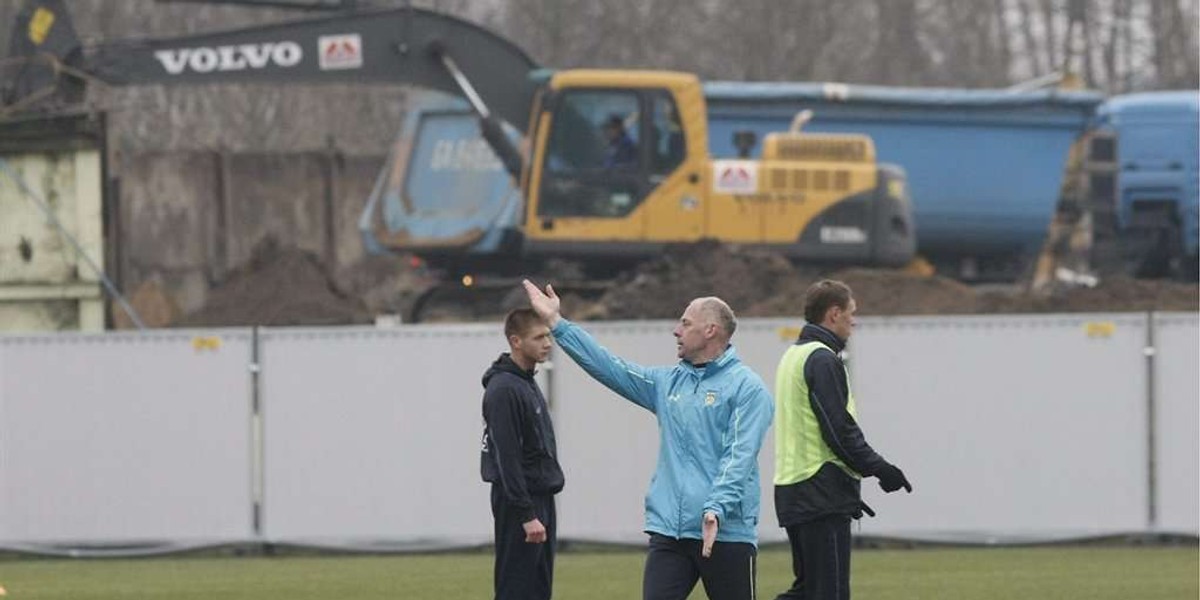 Piłkarze Arki Gdynia trenują niemal na placu budowy