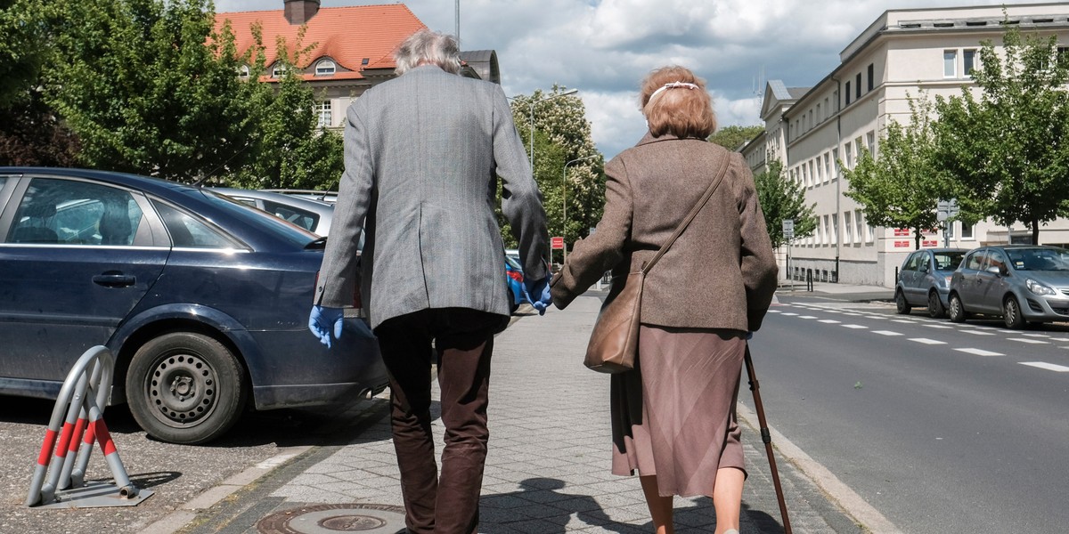 Emerytura pomostowa to świadczenia pieniężne dla niektórych pracowników pracujących na specjalnych warunkach lub o szczególnym charakterze, którzy spełniają dodatkowe szczególne wymagania