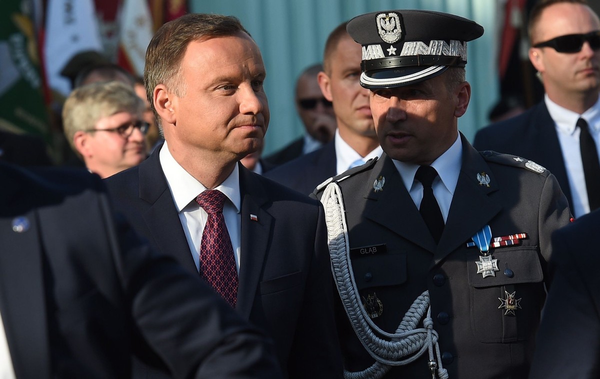 Prof. Królikowski wyraził w piątek na antenie RMF FM przekonanie, że to nie on jest "celem tej całej sprawy". Według niego, "cały ten zabieg" służy temu, żeby "zdyskredytować" Andrzeja Dudę - jako osobę, która przedstawi wiarygodną reformę sądownictwa.