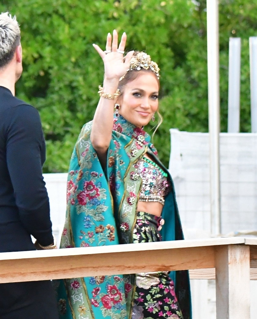 Jennifer Lopez zaliczyła wpadkę na pokazie Dolce & Gabbana. Zapomniała o jednym ważnym elemencie