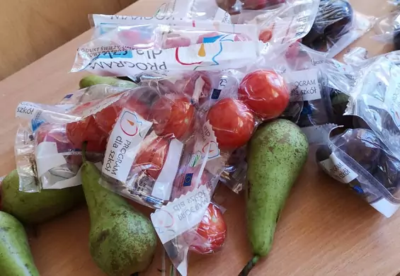 Rządowy program zalewa polskie szkoły plastikiem. Warzywa i owoce pojedynczo pakowane w folię