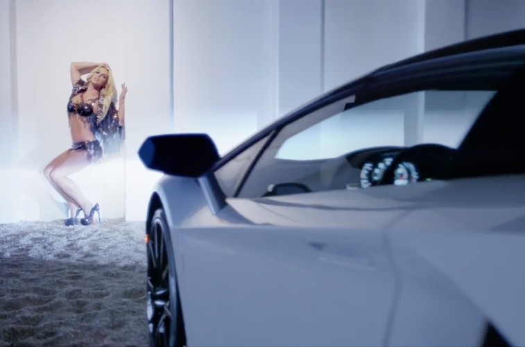 Kadry z klipu 'Work B**ch!'