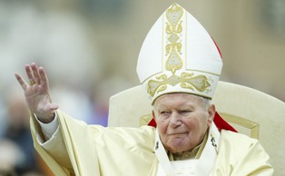 "Dobre imię" Wojtyły będzie chronione uchwałami? Trwa pierwsze czytanie poselskich projektów