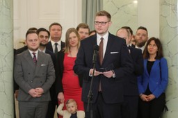 Minister Woś: Żona i córeczka też z wirusem