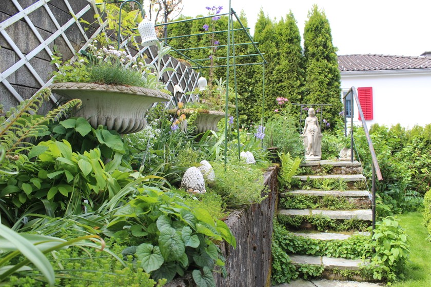 «Je n’aime pas trop quand tout est rigide. J’aime quand la végétation est mélangée. La verdure peut aussi pousser dans les interstices ou à travers les escaliers», s’enthousiasme Margrit.