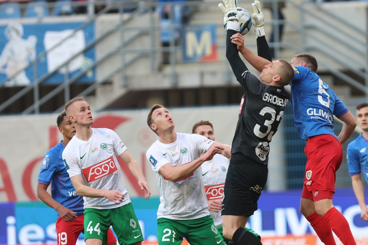 Tomas Huk (P) z Piasta Gliwice oraz bramkarz Jędrzej Grobelny, Mateusz Kupczak i Dawid Szymonowicz z Warty Poznań, podczas meczu Ekstraklasy