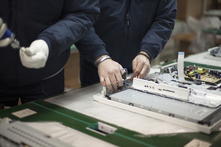 Na trudne czasy muszą przygotować się również pracownicy fabryk. Na skutek robotyzacji ich zadania coraz częściej będą przejmować maszyny, które wykonają daną pracę wydajniej, a przede wszystkim taniej.