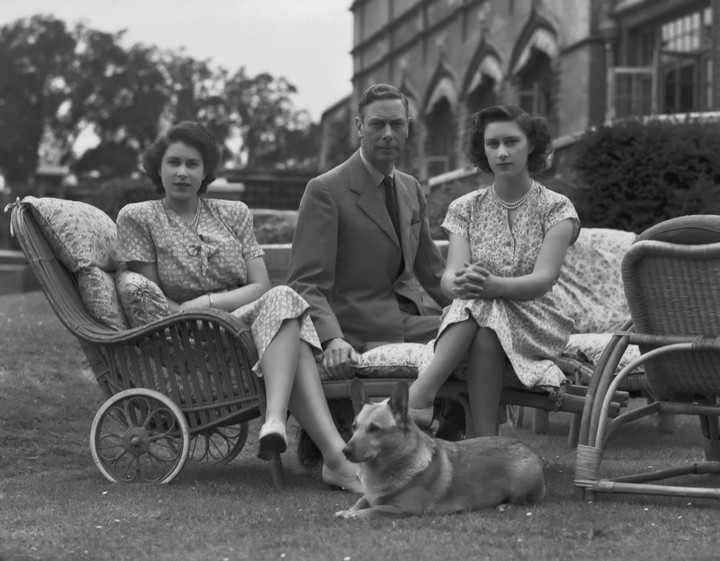 Król Jerzy VI z córkami, księżniczką Elżbietą i księżniczką Małgorzatą na terenie zamku Windsor w Windsorze, 8 lipca 1946 r.