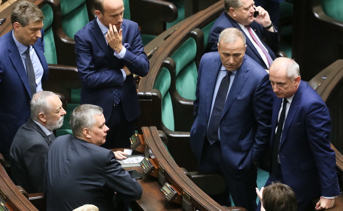 Grzegorz Schetyna wśród polityków PO