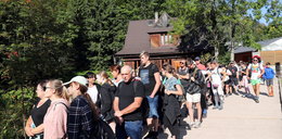 Tłumy turystów w Zakopanem i nad Bałtykiem. Polacy chwytają słońce w ostatni ciepły weekend [ZDJĘCIA]