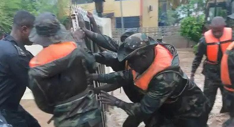 Soldiers rescue Ghanaians in Accra floods