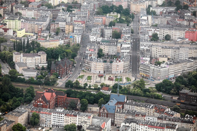 Wrocław z lotu ptaka: Nadodrze. 

Miasto będzie w 2016 r. Europejską Stolicą Kultury, co da mu szansę na prezentowanie swojego dziedzictwa historycznego przez 12 miesięcy.

Wrocław ma szeroką ofertę kulturalną. Wizytówką kulturalną Wrocławia stały się festiwale muzyczne o międzynarodowym znaczeniu, m.in. Wratislavia Cantans, Jazz nad Odrą, Przegląd Piosenki Aktorskiej.

Miasto słynie z dużej ilości klubów muzycznych, dyskotek i pubów.

Każdego roku w maju odbywa się Festiwal Dobrego Piwa.