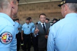 "Ludzie potrzebują waszej obecności". Macron odtwarza oddziały żandarmerii