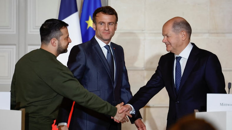 Wołodymyr Zełenski, Emmanuel Macron i Olaf Scholz w Paryżu, 10.02.2023 r. 