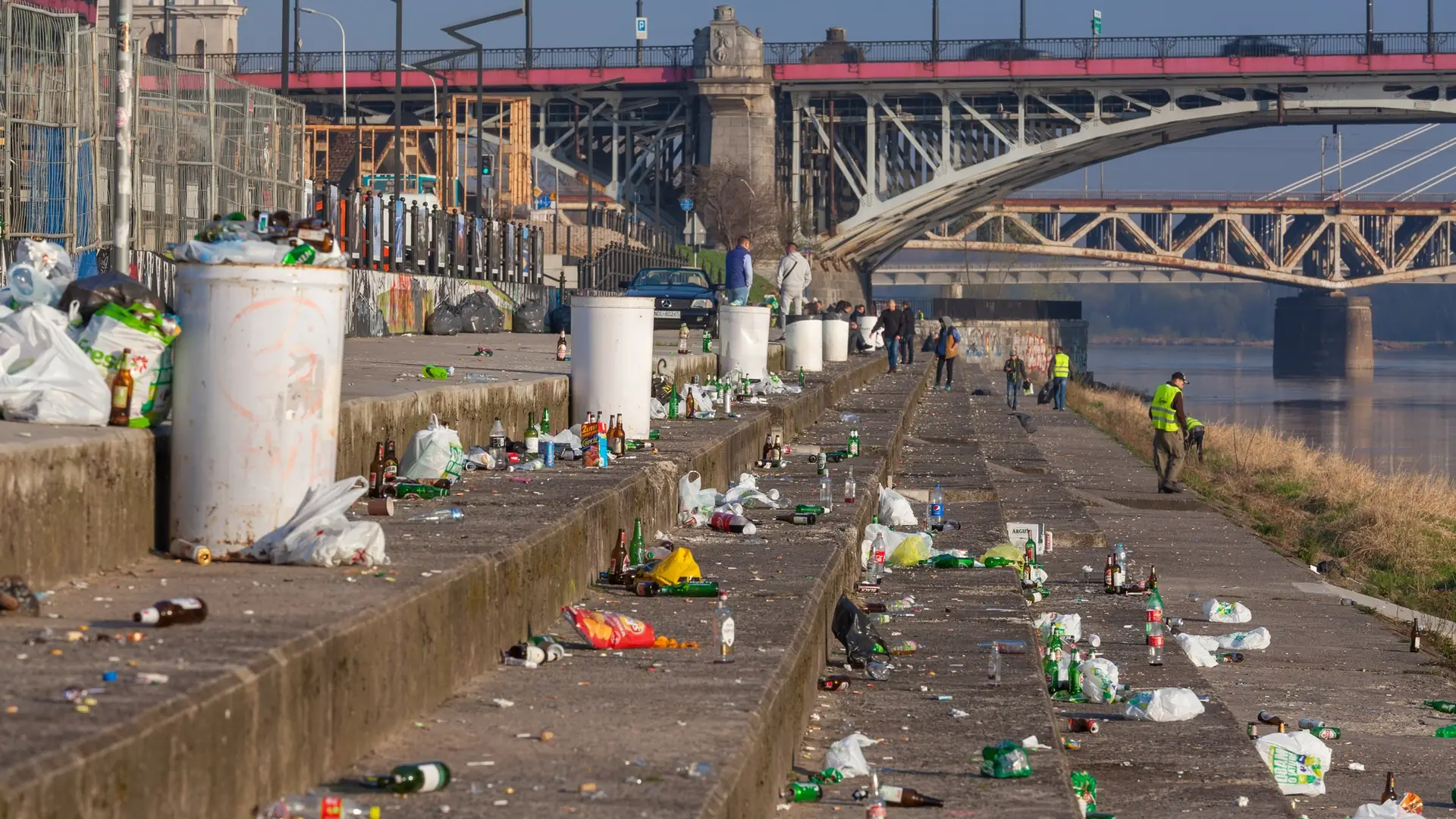 Śmiecenie nad Wisłą jest żenujące, ale miasto też mogłoby się bardziej postarać