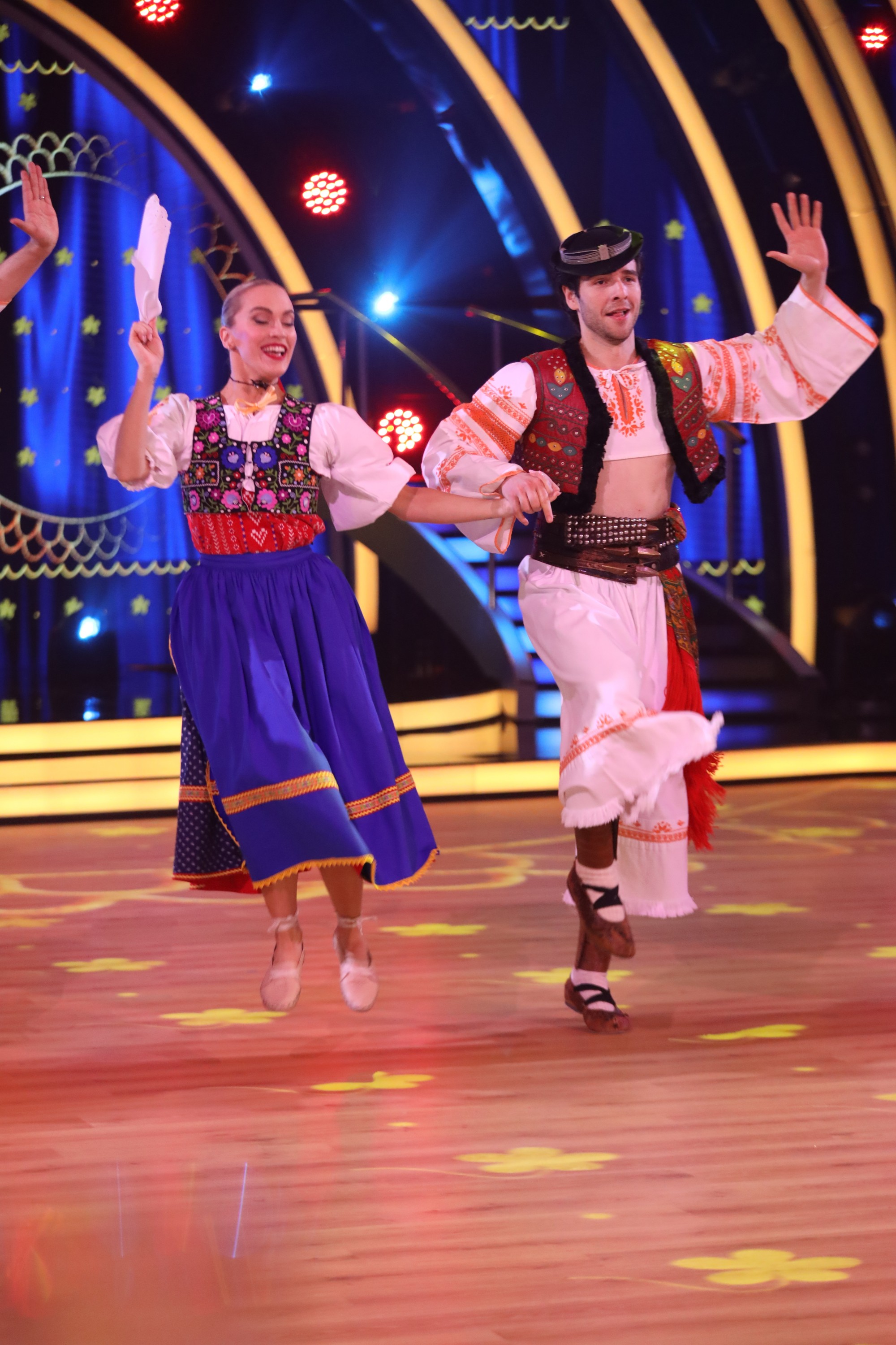 Folklórne tance súťažiacich v Let’s Dance.