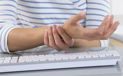 Bolesny problem - zespół cieśni kanału nadgarstka. Jak go leczyć?