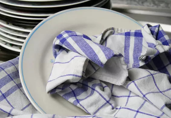 Ścierki kuchenne mogą powodować zatrucia. Jak często należy je prać?