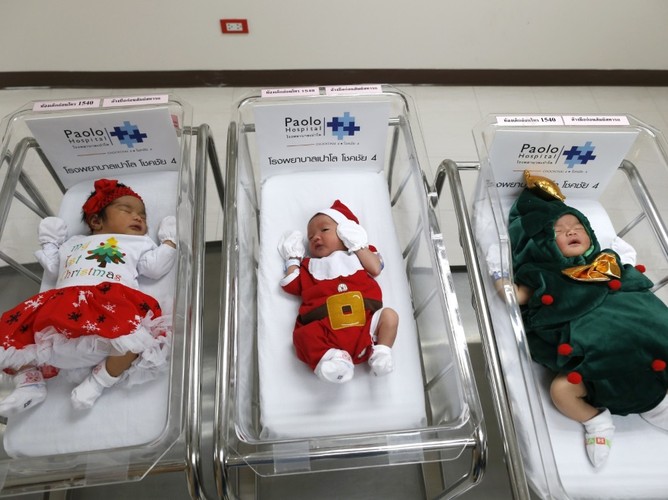 Tajskie noworodki w świątecznych przebraniach